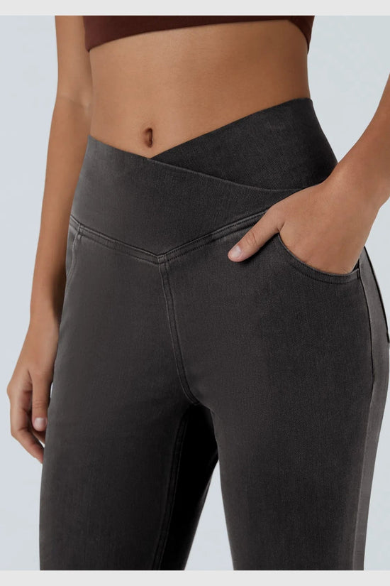 Pantalon évasé croisé taille haute en denim extensible
