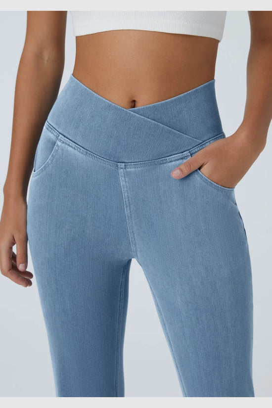 Pantalon évasé croisé taille haute en denim extensible