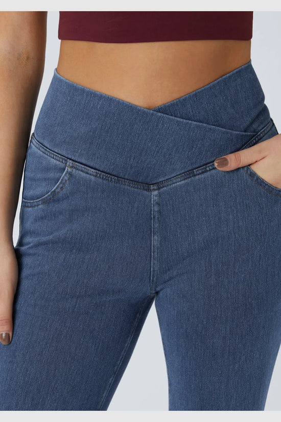 Pantalon évasé croisé taille haute en denim extensible