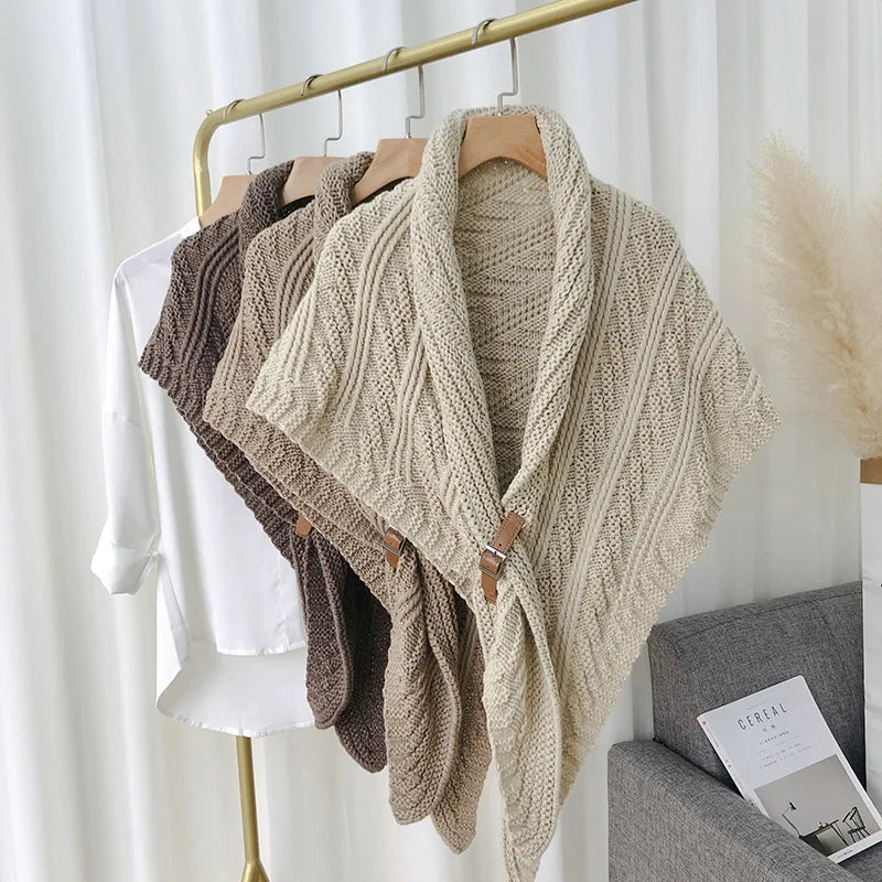 CHÂLE TRICOTÉ TRIANGLE AVEC BOUCLE EN CUIR