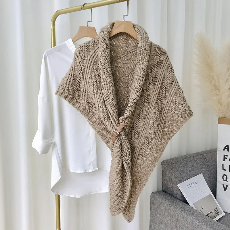 CHÂLE TRICOTÉ TRIANGLE AVEC BOUCLE EN CUIR