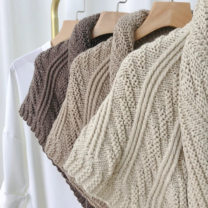 CHÂLE TRICOTÉ TRIANGLE AVEC BOUCLE EN CUIR
