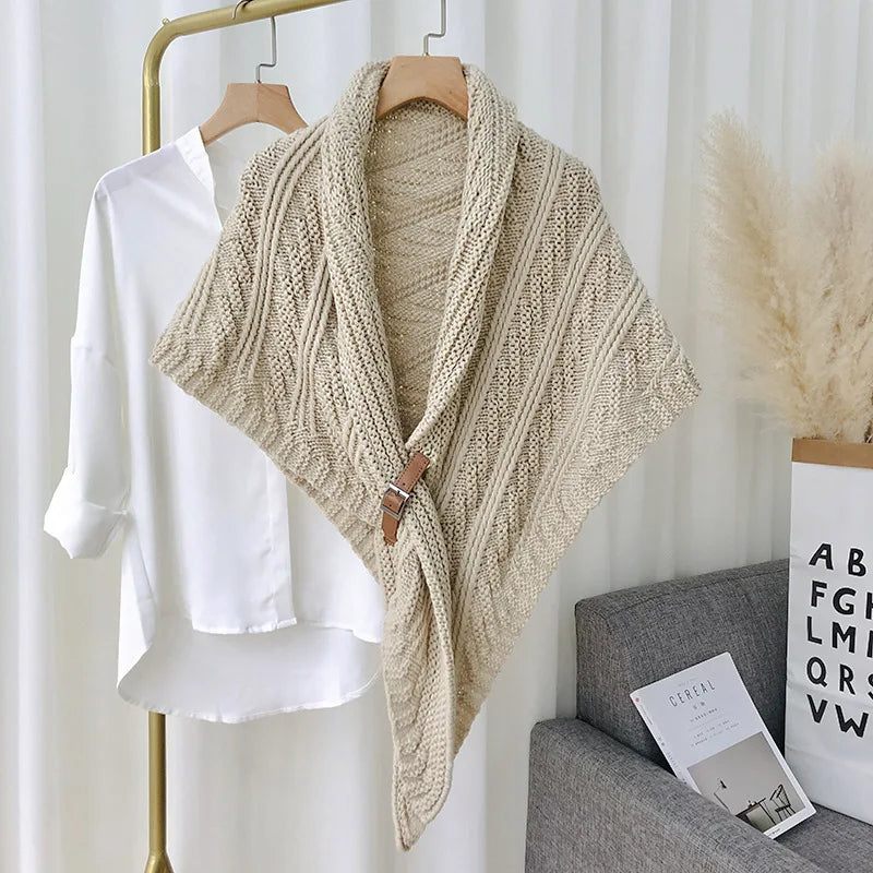 CHÂLE TRICOTÉ TRIANGLE AVEC BOUCLE EN CUIR