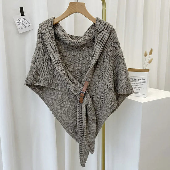 CHÂLE TRICOTÉ TRIANGLE AVEC BOUCLE EN CUIR