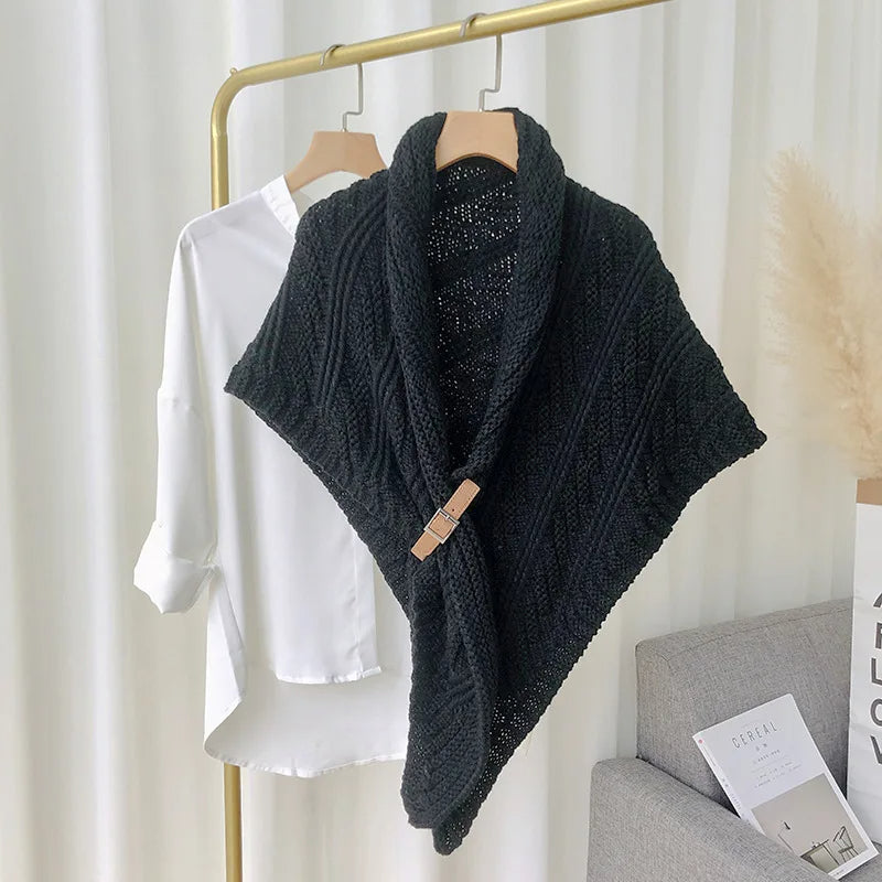 CHÂLE TRICOTÉ TRIANGLE AVEC BOUCLE EN CUIR