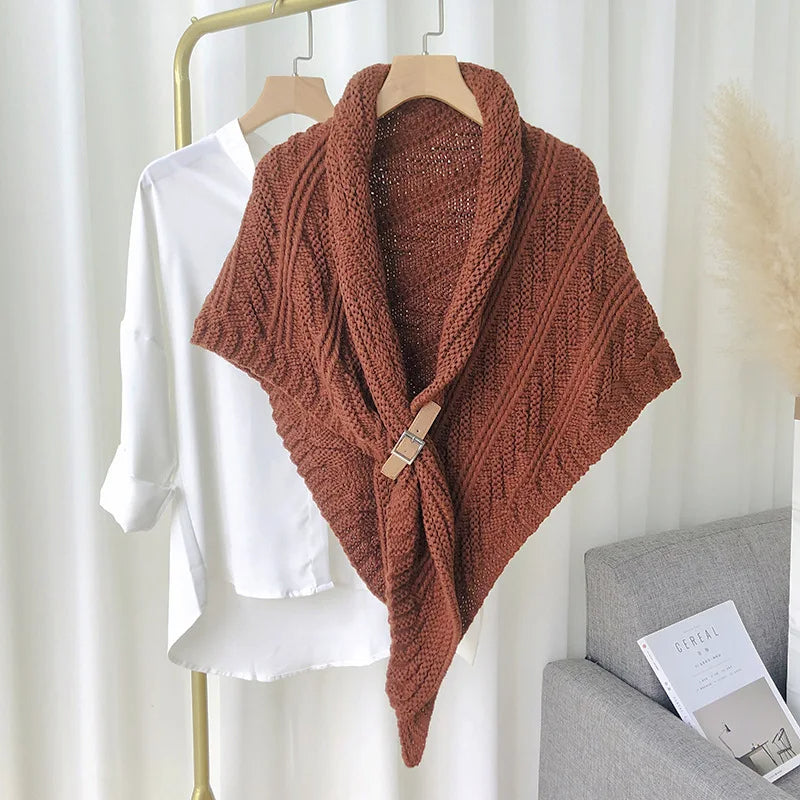 CHÂLE TRICOTÉ TRIANGLE AVEC BOUCLE EN CUIR